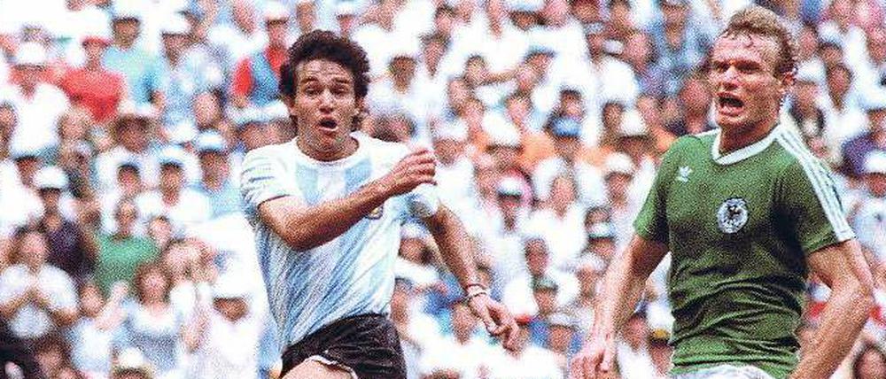 Jorge Burrachaga (l.) rettete seinen Vorsprung vor dem früheren Zehnkämpfer Hans-Peter Brieger ins Ziel und schoss Argentinien mit dem 3:2 zum WM-Titel.