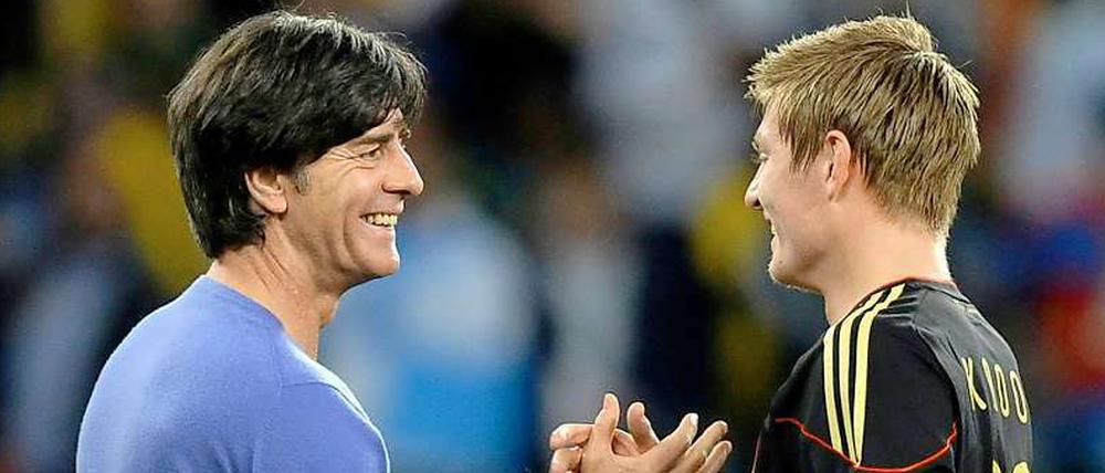 Mit Pulli und Ossi: Im Halbfinale gegen Spanien könnte Toni Kroos den gesperrten Thomas Müller ersetzen.