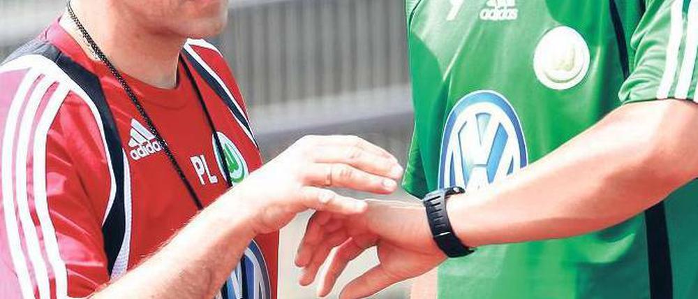 Zeit zu gehen? Edin Dzeko (r., mit Kotrainer Littbarski) will Wolfsburg verlassen. Foto: ddp
