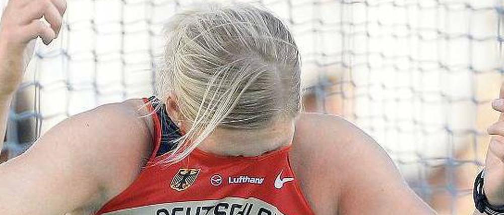 Zum Kopf-ins-Trikot-Stecken. Nadine Müller blieb im EM-Finale genau zehn Meter unter ihrer Weltjahresbestleistung. Foto: dpa