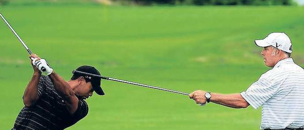 Lehrstunde für den Meister. Tiger Woods übt mit seinem Caddie Steve Williams an seinem Schwung.