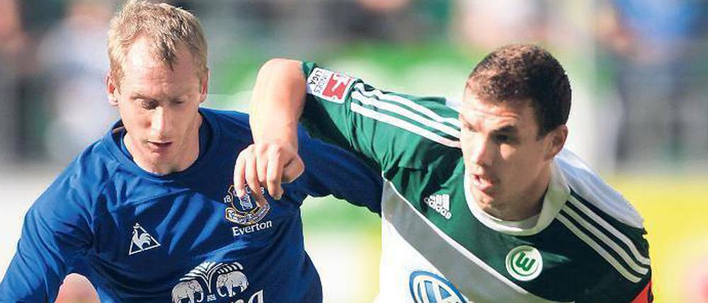 Mehr als ein Torjäger. Edin Dzeko (rechts) wurde vom neuen Wolfsburger Trainer McClaren zum Kapitän befördert.