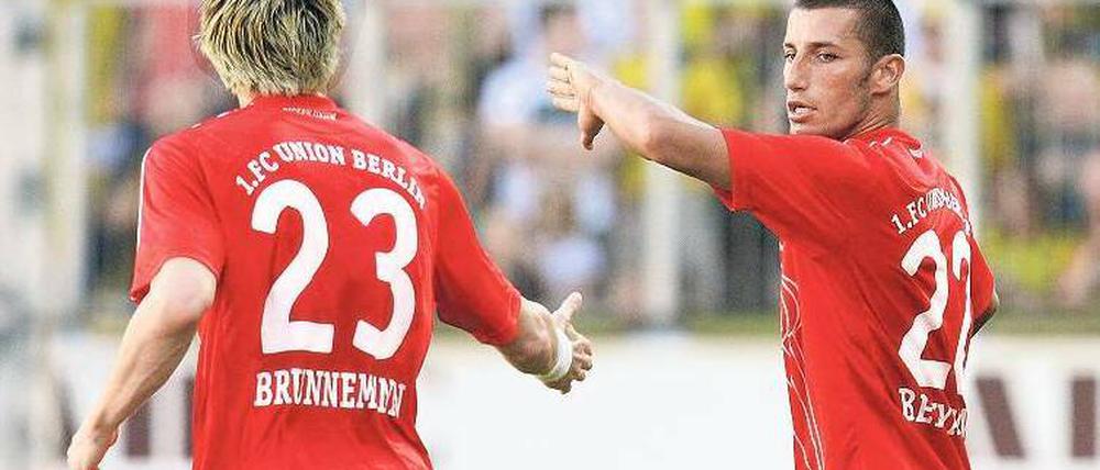 Hand drauf. Björn Brunnemann (links) gratuliert Karim Benyamina zum 1:0. Foto: dpa