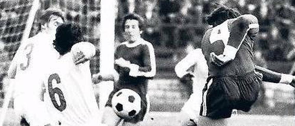 19. Februar 1977: Der 1.FC Union gewann vor 33 Jahren letztmalig ein Punktspiel in der DDR-Oberliga gegen den BFC Dynamo. Für Rainer Rohde (Nr. 3) bleibt es unvergessen. Nicht nur, weil er im direkten Familienduell auf seinen Bruder Peter traf, sondern vor allem, weil er ein Jahr zuvor bei Dynamo aussortiert worden war. 