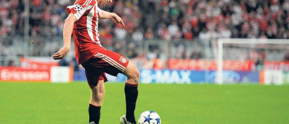Schuss ins Glück. Mit dem rechten Außenrist erzielt Bayerns Thomas Müller das erste von zwei Münchener Toren gegen den sehr defensiv eingestellten AS Rom. Foto: dpa