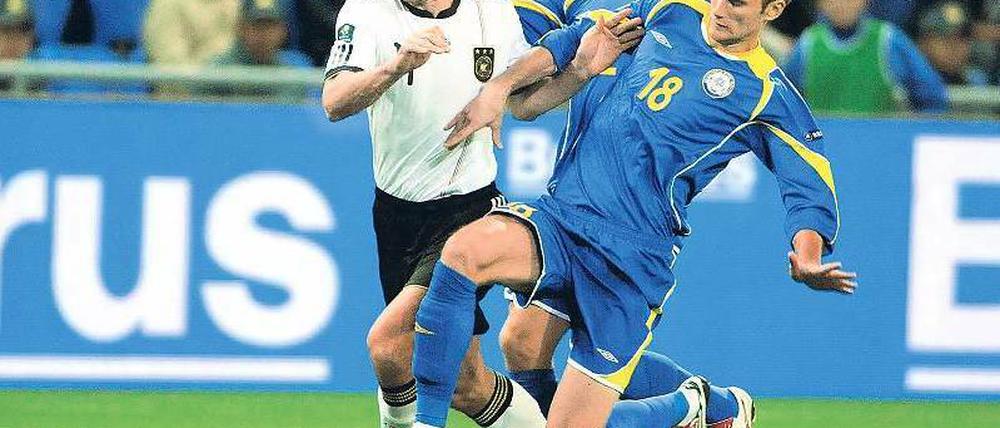 Im Mittelpunkt. Miroslav Klose (links) setzte sich erst gegen den Kasachen Maxim Asowski durch, schoss später sein 58. Länderspieltor und musste den Platz in Astana dann verletzt verlassen. Foto: dpa