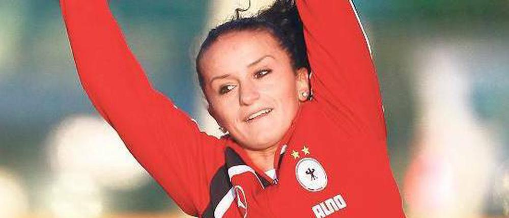 Strecken für die Fans. Fatmire Bajramaj soll ein Star der WM 2011 werden. Foto: dpa