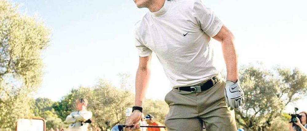 Hauptsache Schläger. Rafael Nadals Knie schmerzen fast schon chronisch, auch wenn er wie hier Golf spielt. Jetzt streikt sein Körper auch an anderer Stelle. Foto: dpa
