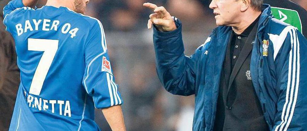 Zugriff. Trainer Jupp Heynckes (hier mit Tranquillo Barnetta) soll Bayer Leverkusen in die Champions League führen. Foto: dapd
