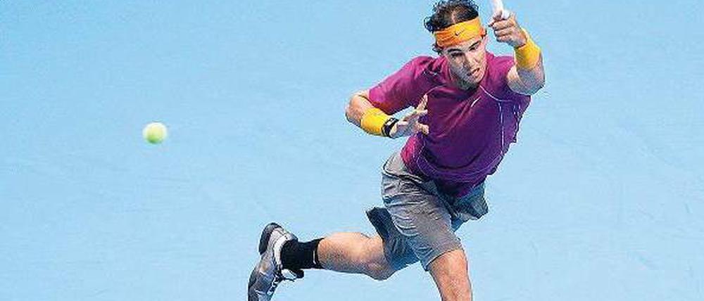 Hart an der Grenze. Rafael Nadal kommt mit dem langsamen Belag in London nur schwer zurecht, im zurückliegenden Jahr scheiterte er schon vor dem Halbfinale. Foto: Reuters