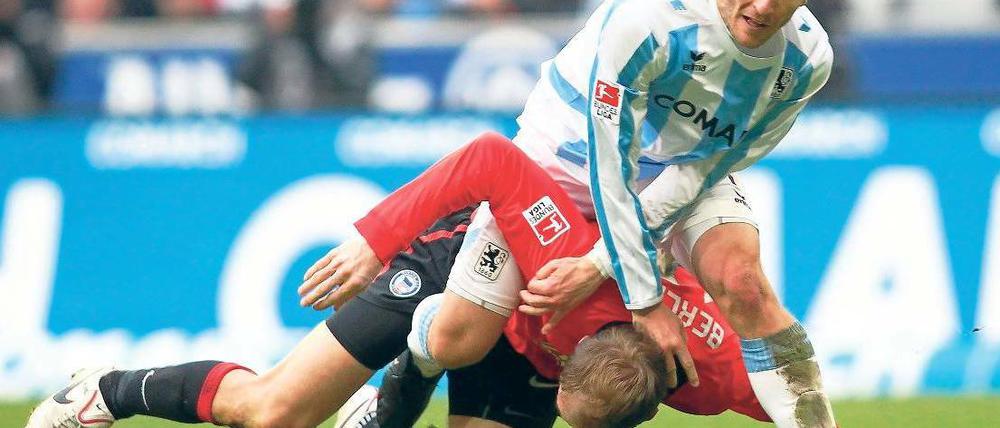 Sechzig ringt Hertha nieder. Benjamin Lauth (oben, im Duell mit Roman Hubnik) erzielte den Siegtreffer für die Münchner. Foto: nordphoto