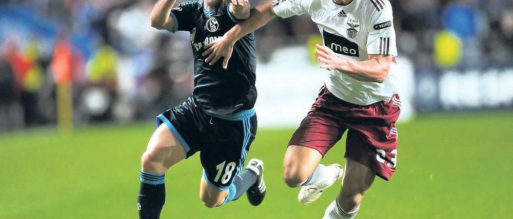 Schneller Spanier. José Manuel Jurado (in Blau) entwischte gegen Benfica mehrmals seinen Gegenspielern und traf zum 1:0. Foto: dpa