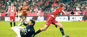Ein Mann sieht Rot. St. Paulis Torhüter Thomas Kessler (l.) foult Thomas Müller – Platzverweis und Elfmeter sind die Folge. 