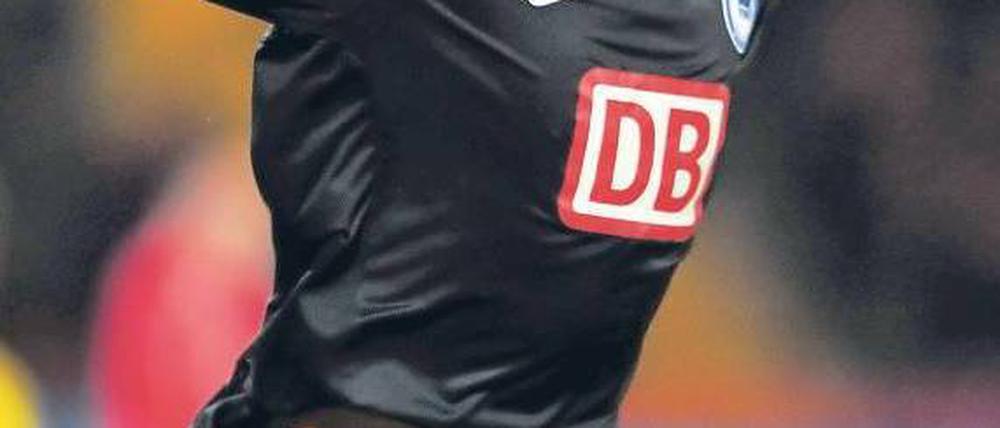 Doppelt hält besser. Herthas Stürmer Lasogga nach seinem zweiten Tor zum zwischenzeitlichen 2:1. Am Ende gewinnen die Berliner 3:1 in Oberhausen. Foto: City-Press