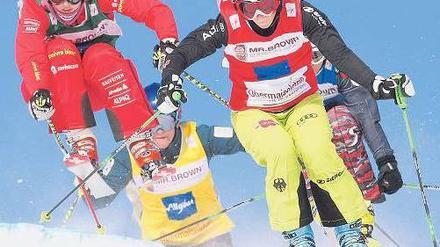 Jeder gegen jeden. Die Verfolger sind Katrin Müller (links) und Heidi Zacher beim Skicross dicht auf den Fersen. Foto: dpa