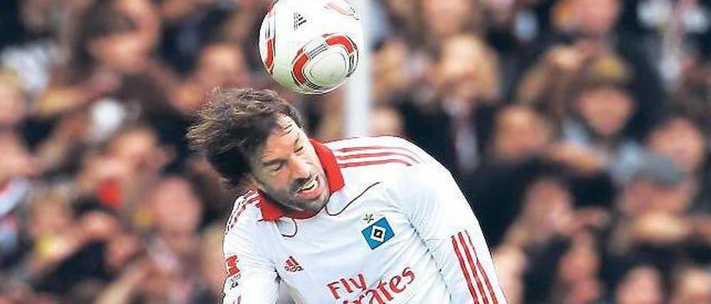 Kopfsache. Ruud van Nistelrooy, hier im Hinspiel gegen St. Pauli im September, hat sich durch seinen öffentlichen Flirt mit Real Madrid bei den Hamburger Fans unbeliebt gemacht. Im Sommer wird er den HSV verlassen. 