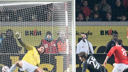 Reingekämpft. Bayerns Thomas Müller (Mitte) trifft zum 2:0, der Mainzer Torhüter Heinz Müller (links) und Abwehrspieler Radoslav Zabavnik sind nur zweite Sieger. Foto: dpa