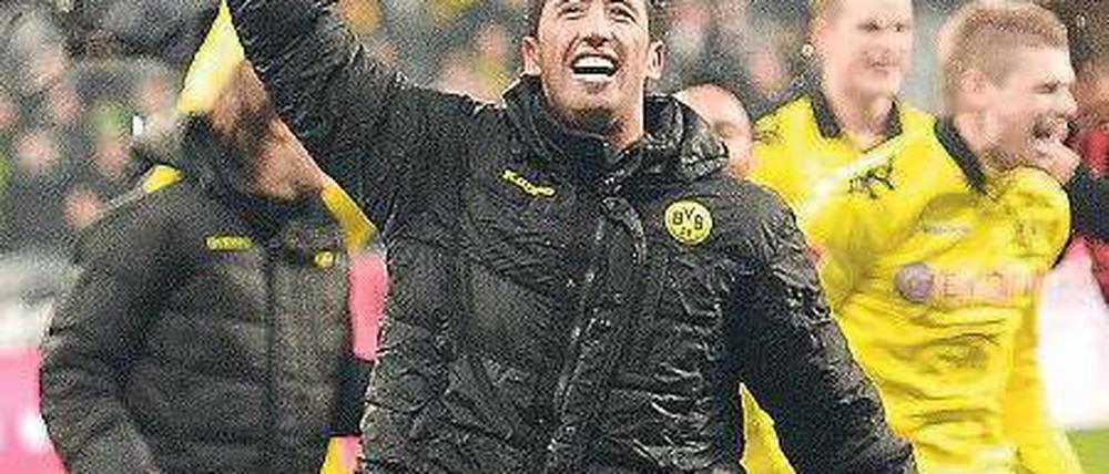 Bayerntrikot als Winkelement. Dortmunds Torschütze Lucas Barrios benutzt das Hemd, das einst eine Trophäe war, um seiner Freude Ausdruck zu verleihen. Foto: dapd