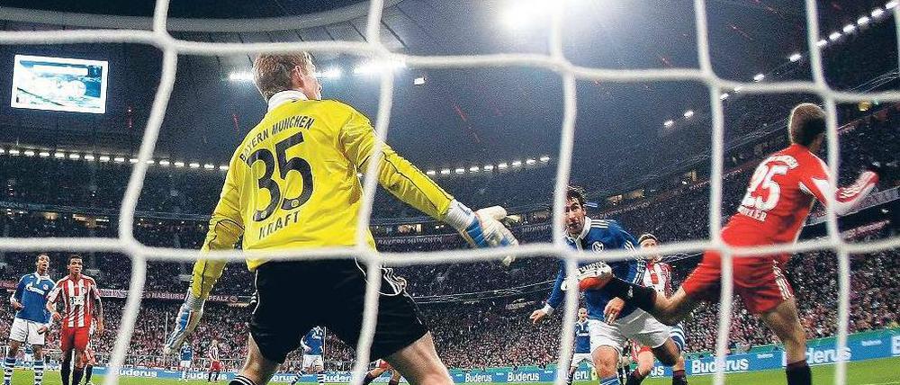 Kopf gewinnt. Raúl erzielt schon nach 15 Minuten das 1:0 für den FC Schalke 04. Die Bayern können den Rückstand bis zum Schluss nicht mehr aufholen. Foto: Reuters