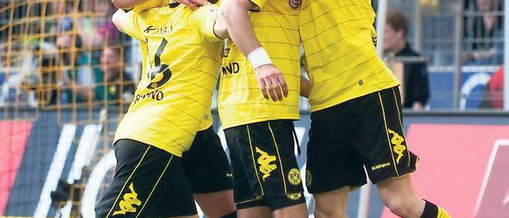 Am liebsten alles umschlingen. Die Dortmunder Jakub Blaszczykowski, Mario Götze, Lucas Barrios und Lukasz Piszczek (v. l.) berauschten sich beim 4:1 gegen Hannover 96 an ihrer Leistung. Foto: dpa