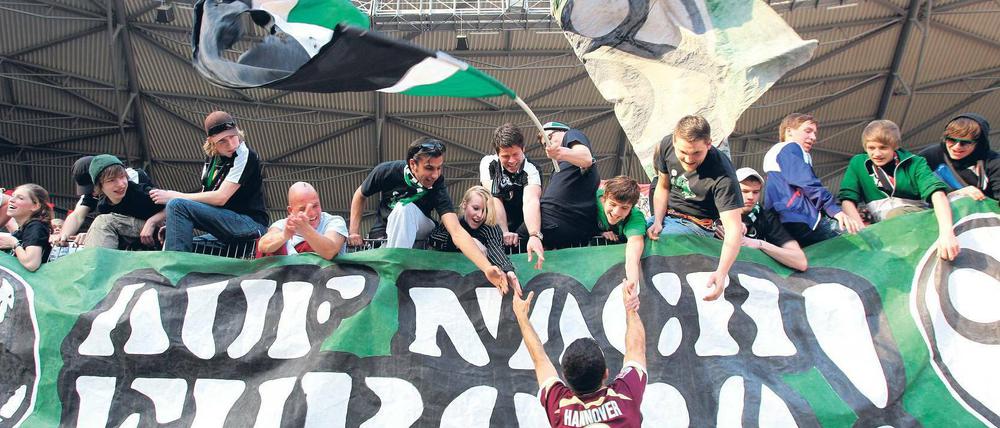 Das Ziel ist greifbar nahe. Nach dem Sieg gegen Mainz feiert Hannovers Altin Lala mit den euphorischen Fans. Foto: dapd