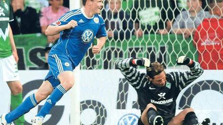 Fluch nach vorn. Werders Tim Wiese ärgert sich, weil der Wolfsburger Sascha Riether gegen ihn getroffen hat.Foto: Reuters