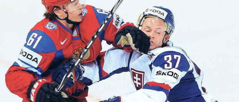 Ungesunde Härte. Die WM-Vorrunde hat den Slowaken weh getan, hier bekommt Peter Podhradsky eine russische Faust zu spüren. Foto: AFP