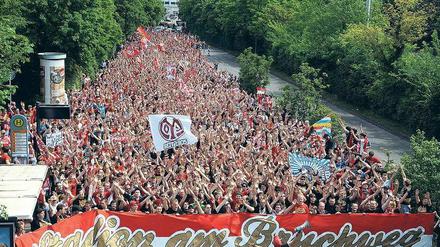 Vereint nach Europa. Die Mainzer Fans feiern bereits vor dem Spiel gegen St. Pauli den Einzug in den Europapokal.