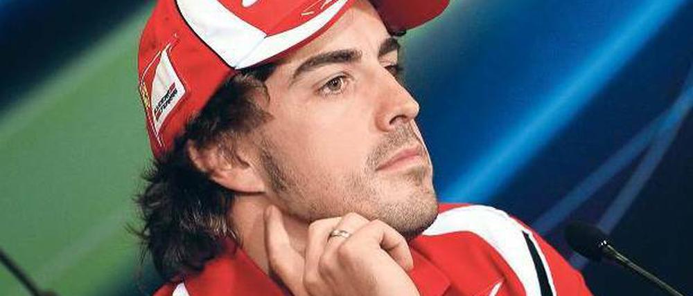 Der Meister denkt. Fernando Alonso kennt keinen besseren Ort als Ferrari. Foto: dpa