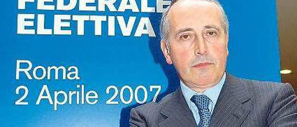 Verstimmt. Italiens Verbandspräsident Giancarlo Abete steht wie schon 2007 vor Problemen im Fußball. Foto: dpa