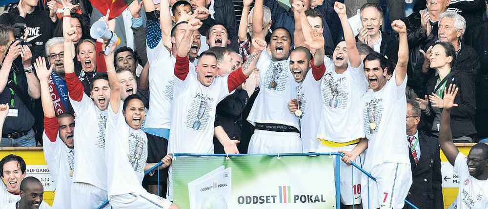Da jubeln sie noch. Mit dem Gewinn des Hamburger Verbandspokals zogen die Spieler des Eimsbütteler TV in den DFB-Pokal ein, wollen aber nun nicht antreten. 