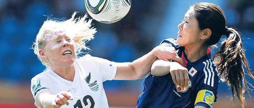 No-Look-Kopfball. Japans Sawa hat zwar den Ball im Blick, dafür ist Neuseelands Hassett näher dran. Foto: AFP