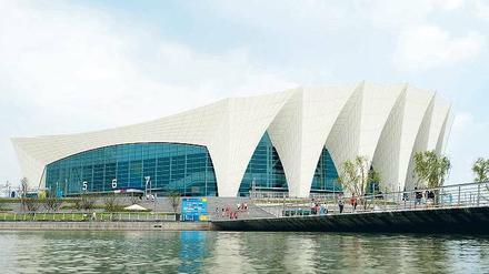 Baulich der Zeit voraus. Das von einem Hamburger Architekturbüro entworfene Schwimmzentrum in Schanghai ist hochmodern. Darin werden von den chinesischen Athleten Spitzenleistungen erwartet. Foto: dpa