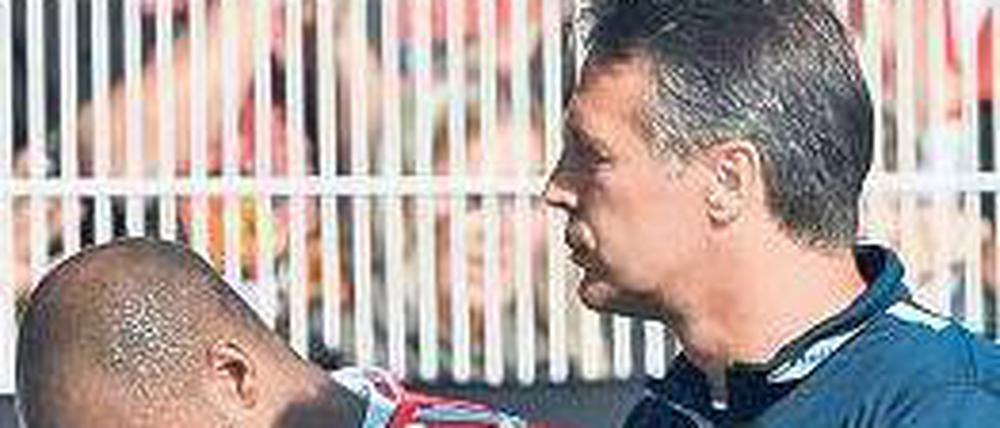 Enttäuschung und Zuversicht. Silvio (l.) versucht die erste Heimniederlage zu verkraften, Unions Trainer Uwe Neuhaus blickt schon wieder nach vorne. Foto: dpa