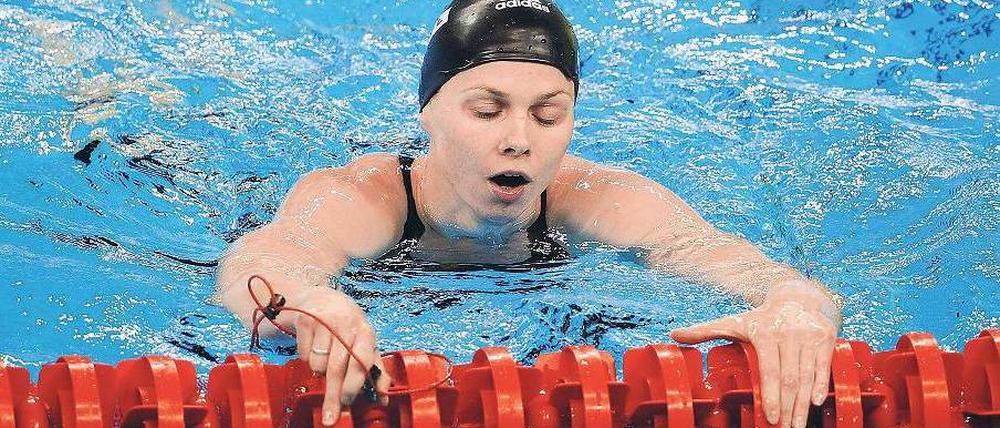 Auf der Suche nach Halt. Britta Steffen klammert sich bei der Schwimm-WM nach ihrem enttäuschenden Vorlauf über 100 Meter Freistil an eine Trennleine. Foto: dpa
