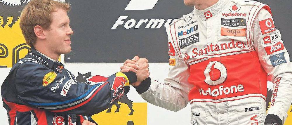Sebastian Vettel (l.) gratuliert dem Briten Jenson Button zum Sieg. 