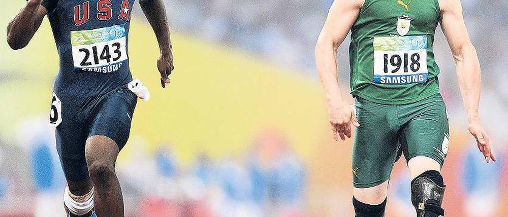 Nicht zu stoppen. Der Südafrikaner Oscar Pistorius gewinnt einen seiner Titel bei den Paralympics 2008 in Peking. Bei der Leichtathletik-WM im August in Südkorea darf er nach vielen Bemühungen gegen Nichtbehinderte laufen. Foto: dpa