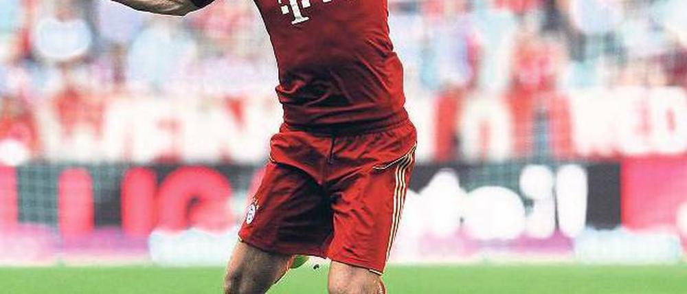 Hoffentlich tut er sich nicht weh. Kann Arjen Robben beim FC Bayern nicht mitspielen, sinkt das Niveau des Offensivspiels gleich erheblich. Foto: dpa