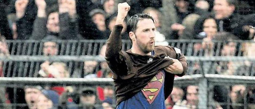 Möchtegern-Superman René Schnitzler machte nur ein Erstliga-Spiel, führte aber das Leben eines Weltstars. Am Ende hatte er 150 000 Euro Schulden. 