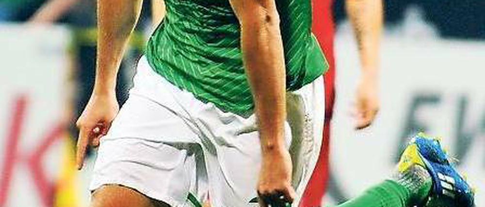 Haariger Jubel. Stürmer Claudio Pizarro machte mit seinen beiden Treffern für Bremen den Unterschied. Foto: dpa