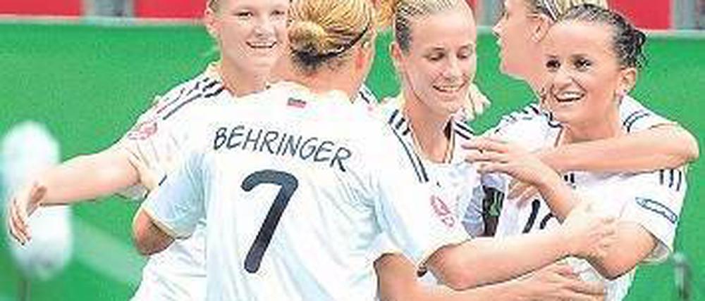 Endlich wieder jubeln. Die DFB-Spielerinnen feiern Lira Bajramaj (r.). Foto: dpa