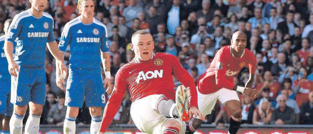 Englischer Elfmeter. Wayne Rooney rutscht aus und verschießt.Foto: Reuters