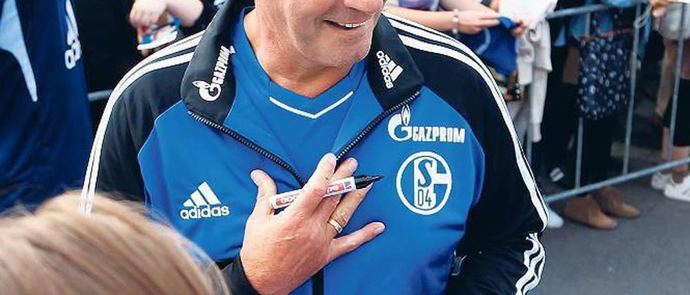 Jawohl, da bin ich wieder. Huub Stevens ist wieder zu jenem Verein zurückgekehrt, bei dem die ganz großen Gefühle zu spüren sind. Die Schalke-Fans erwarten von dem Defensiv-Anhänger Stevens allerdings auch attraktiven Fußball. Foto: dpa