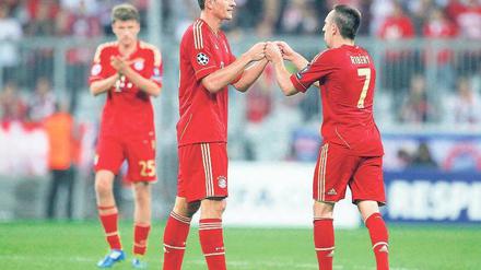 Duo mit vier Fäusten. Der überragende Franck Ribéry beglückwünscht den zweifachen Torschützen Mario Gomez (l.). Foto: dapd