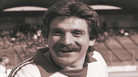Bernd Gersdorff stürmte zwischen 1976 und 1980 85 mal für Hertha. Seine erfolgreichste Zeit hatte er bei Eintracht Braunschweig, 1973 spielte er zwölf Mal für die Bayern.