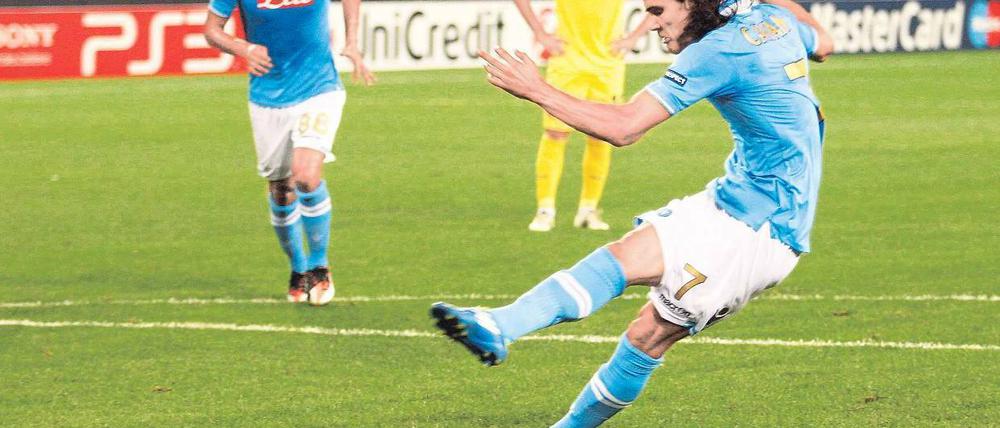 Mit Leidenschaft und Präzision. Edinson Cavani trägt die Hoffnungen des SSC Neapel. Hier verwandelt der Uruguayer einen Elfmeter gegen Villarreal. Foto: dapd