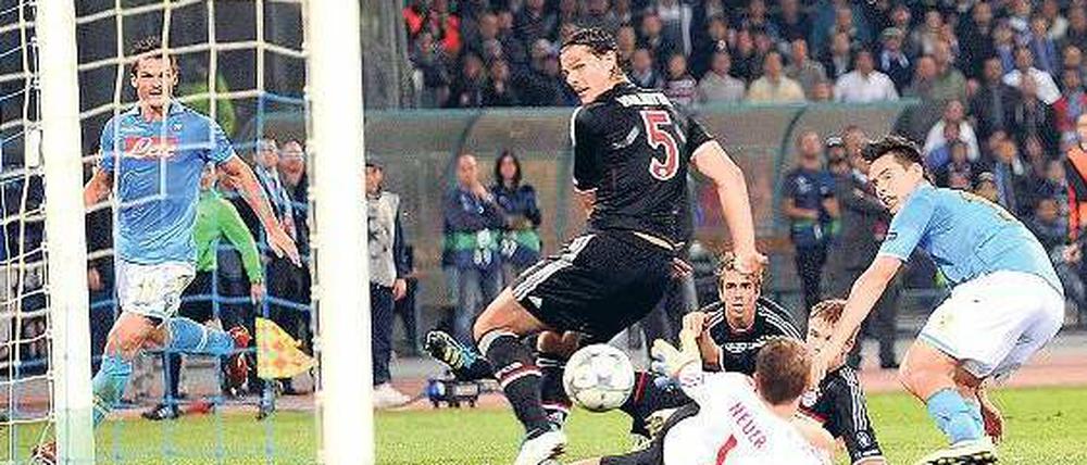 München schlägt sich selbst. Bayern-Verteidiger Holger Badstuber (2. v. r.) grätscht den Ball ins eigene Tor, Torwart Manuel Neuer ist nach 1147 Minuten wieder überwunden. Foto: dapd