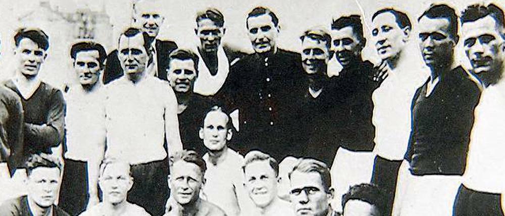 Ein letztes Gruppenbild. Nach Abpfiff posierten ukrainische und deutsche Fußballer gemeinsam. Danach sollen acht Ukrainer im Konzentrationslager verschwunden sein. 