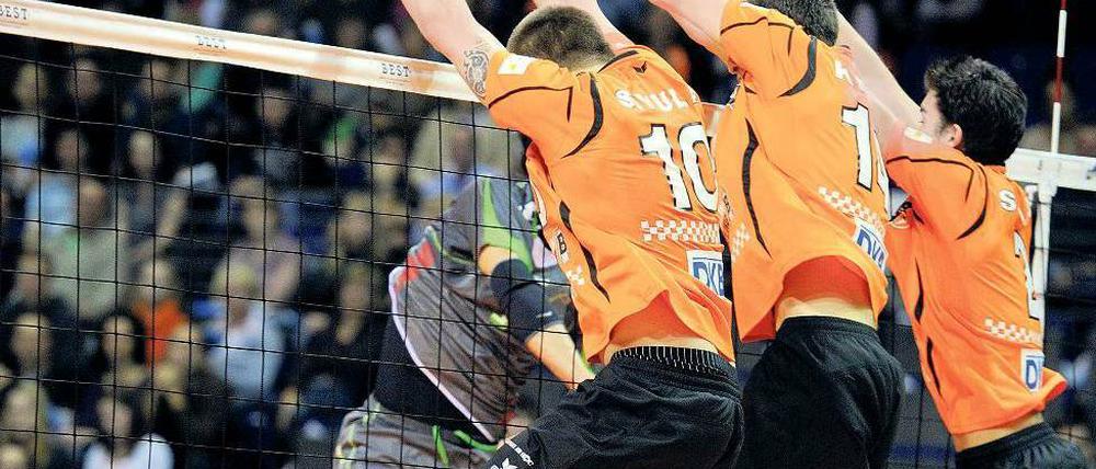 Höhenflug. Die Berlin Volleys verbuchen ihre Auftritte mit neuem Namen in neuer Halle bislang als Erfolgsgeschichte. Foto: dpa