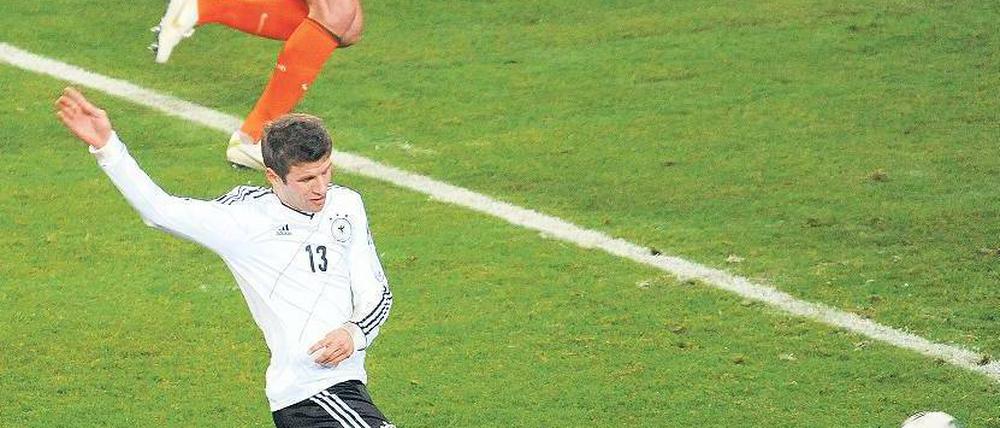 Der Auftakt. Thomas Müller trifft nach herrlicher Kombination zum 1:0 für Deutschland. Foto: dapd